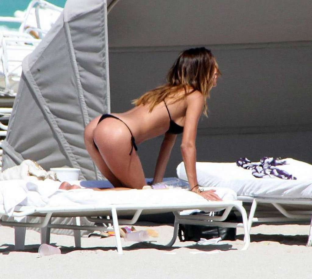Belen Rodriguez exposing her nice tits on beach paparazzi pictures and ass in th #75333621