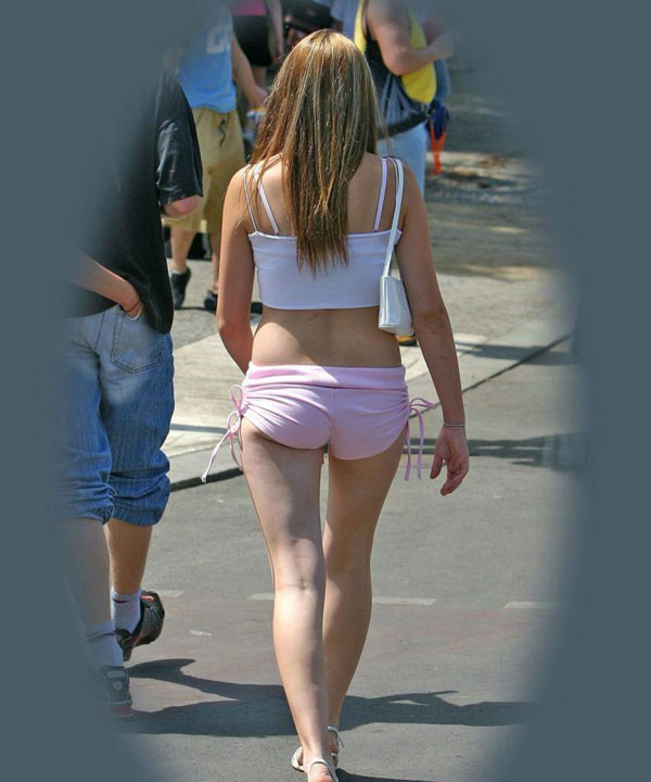 Süße Blondine wird in Netzstrümpfen und Shorts gesichtet #78311502