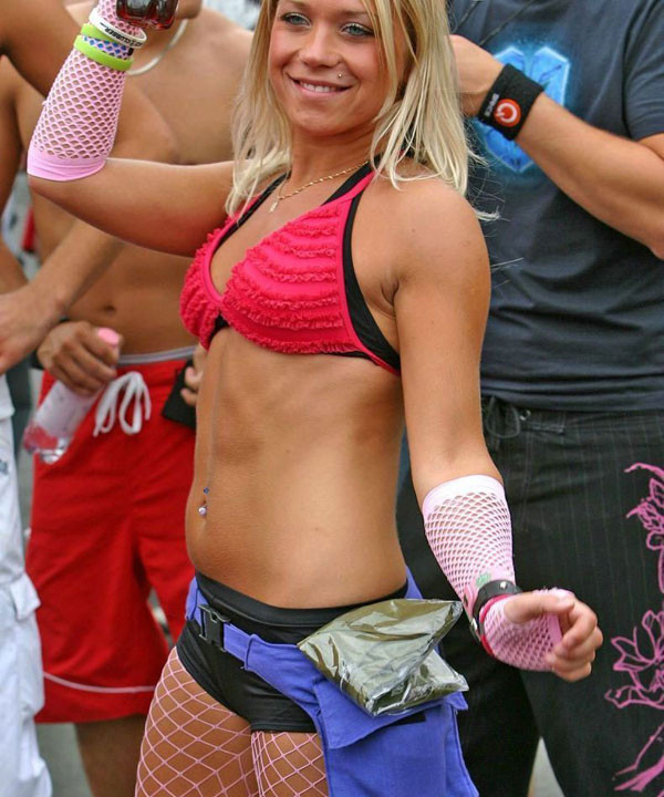 Süße Blondine wird in Netzstrümpfen und Shorts gesichtet #78311510