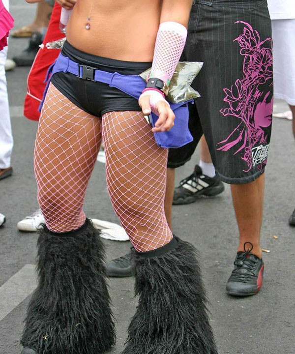 Süße Blondine wird in Netzstrümpfen und Shorts gesichtet #78311516