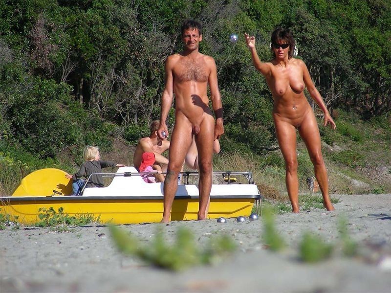 Giovani amici nudisti nudi insieme in spiaggia
 #72247769