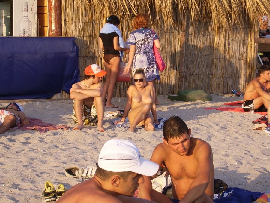 Giovani amici nudisti nudi insieme in spiaggia
 #72247796