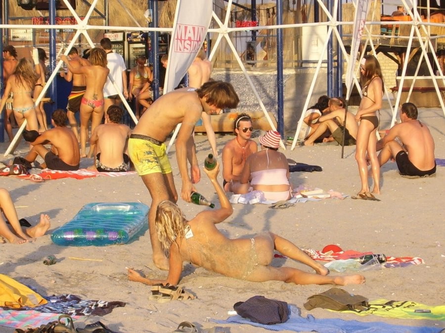Giovani amici nudisti nudi insieme in spiaggia
 #72247815