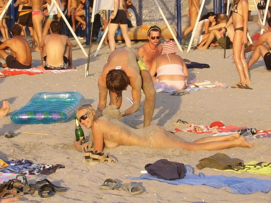 Jeunes amis nudistes nus ensemble à la plage
 #72247820