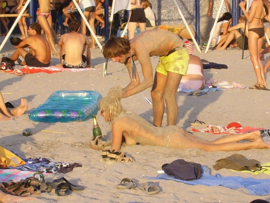 Giovani amici nudisti nudi insieme in spiaggia
 #72247827