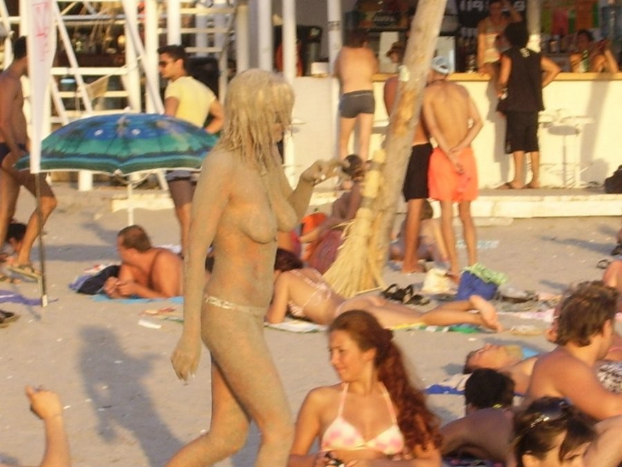 Jóvenes amigos nudistas desnudos juntos en la playa
 #72247837