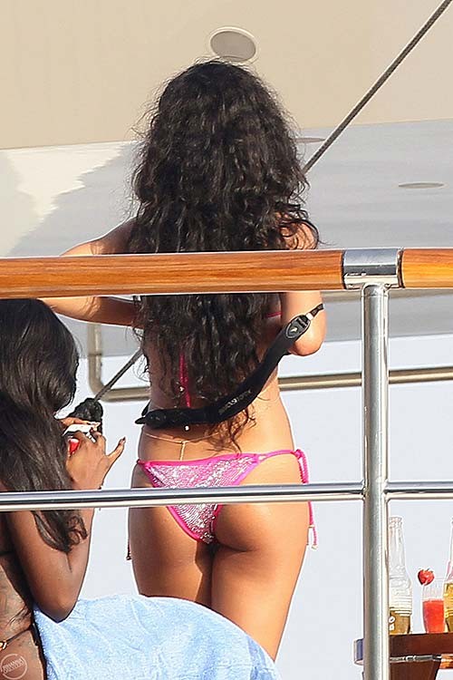 Rihanna exposing sexy body in bikini while she is on vacation #75255927