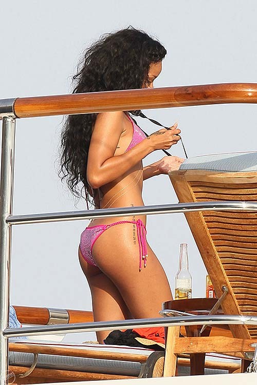 Rihanna exposing sexy body in bikini while she is on vacation #75255929