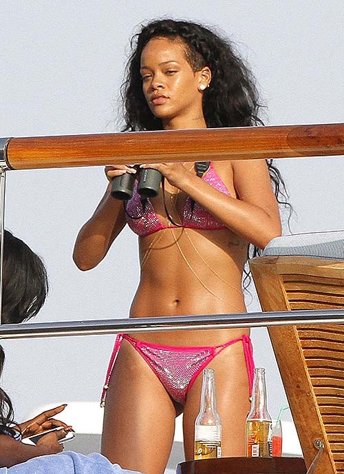 Rihanna exposing sexy body in bikini while she is on vacation #75255935