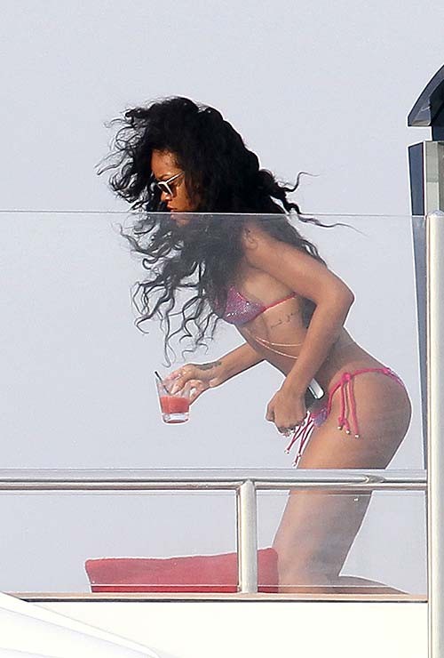 Rihanna exposing sexy body in bikini while she is on vacation #75255940