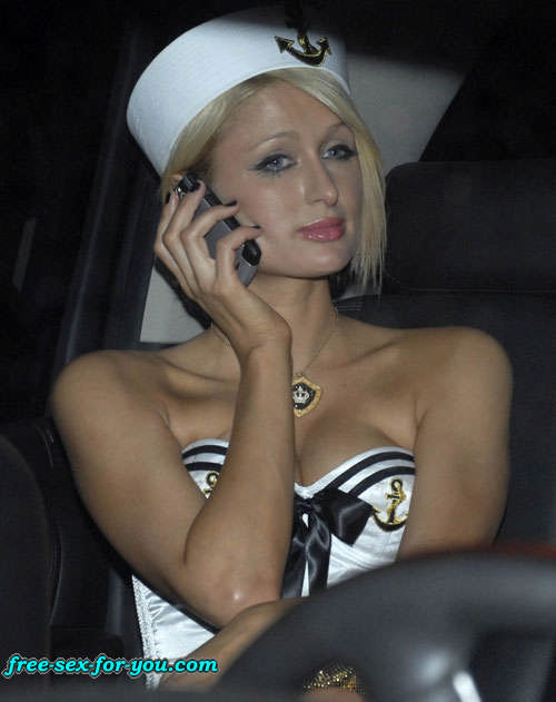 Paris Hilton montre sa chatte et ses seins au paparazzi.
 #75427143