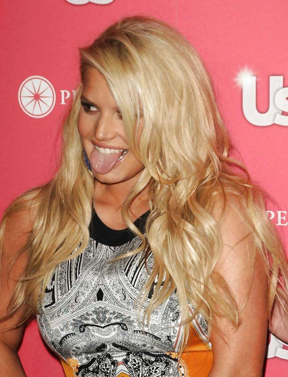 Jessica simpson piernas en mini falda y mostrar el culo en tanga
 #75280216