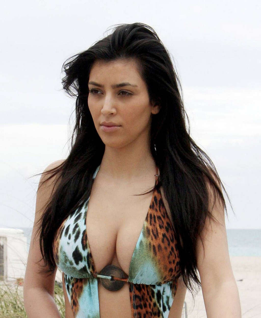 Kim kardashian montrant son corps parfait et sexy dans des photos chaudes en bikini
 #75375221