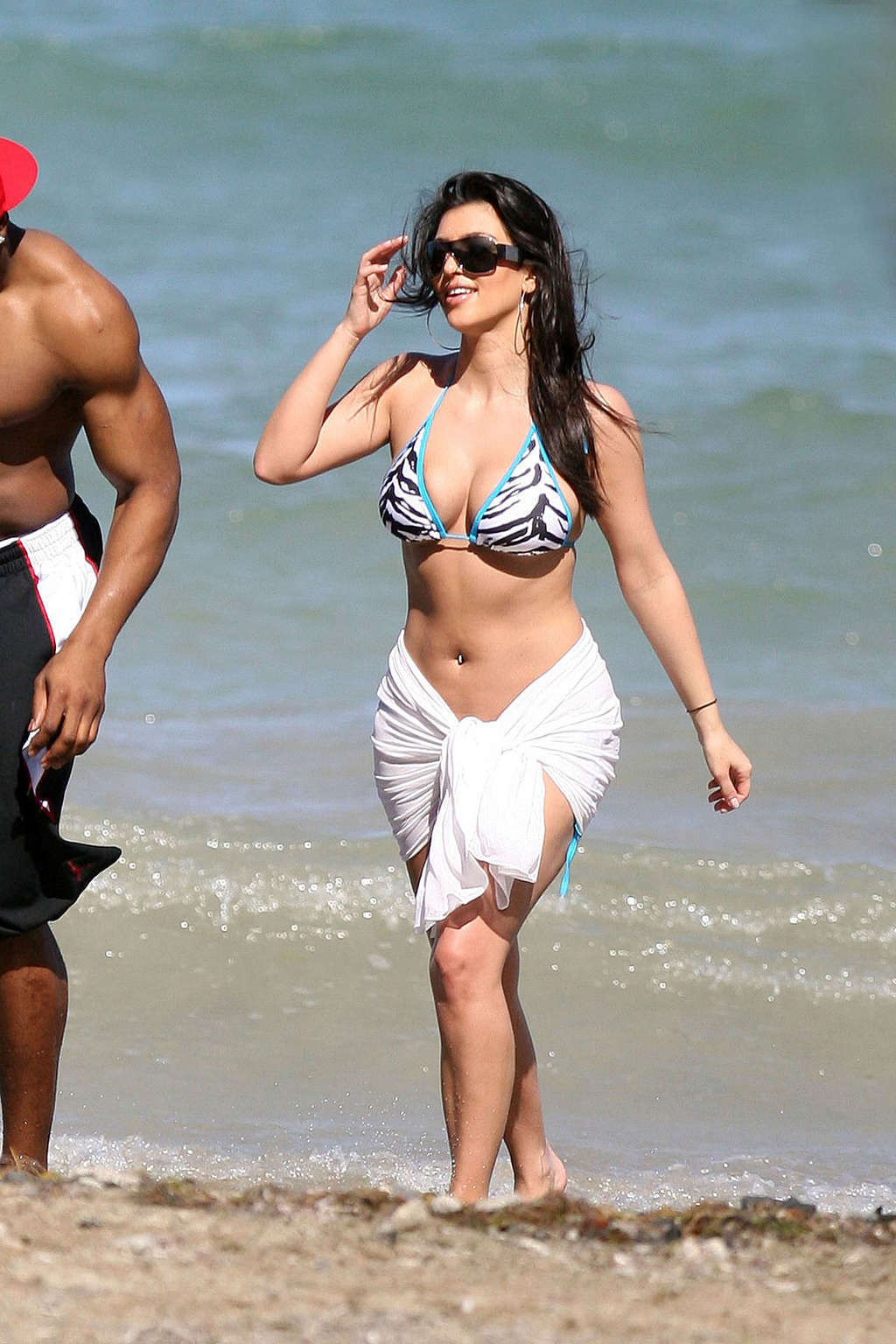 Kim kardashian montrant son corps parfait et sexy dans des photos chaudes en bikini
 #75375226