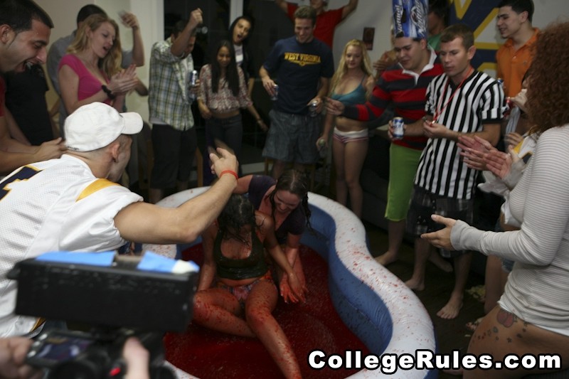 Una universitaria con el culo grande se deja follar en la fiesta
 #74489582