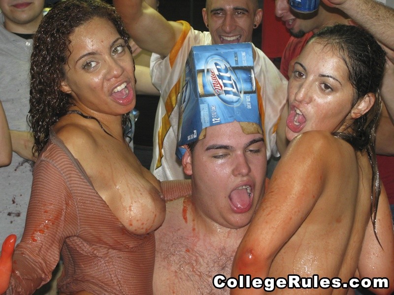 Una universitaria con el culo grande se deja follar en la fiesta
 #74489597