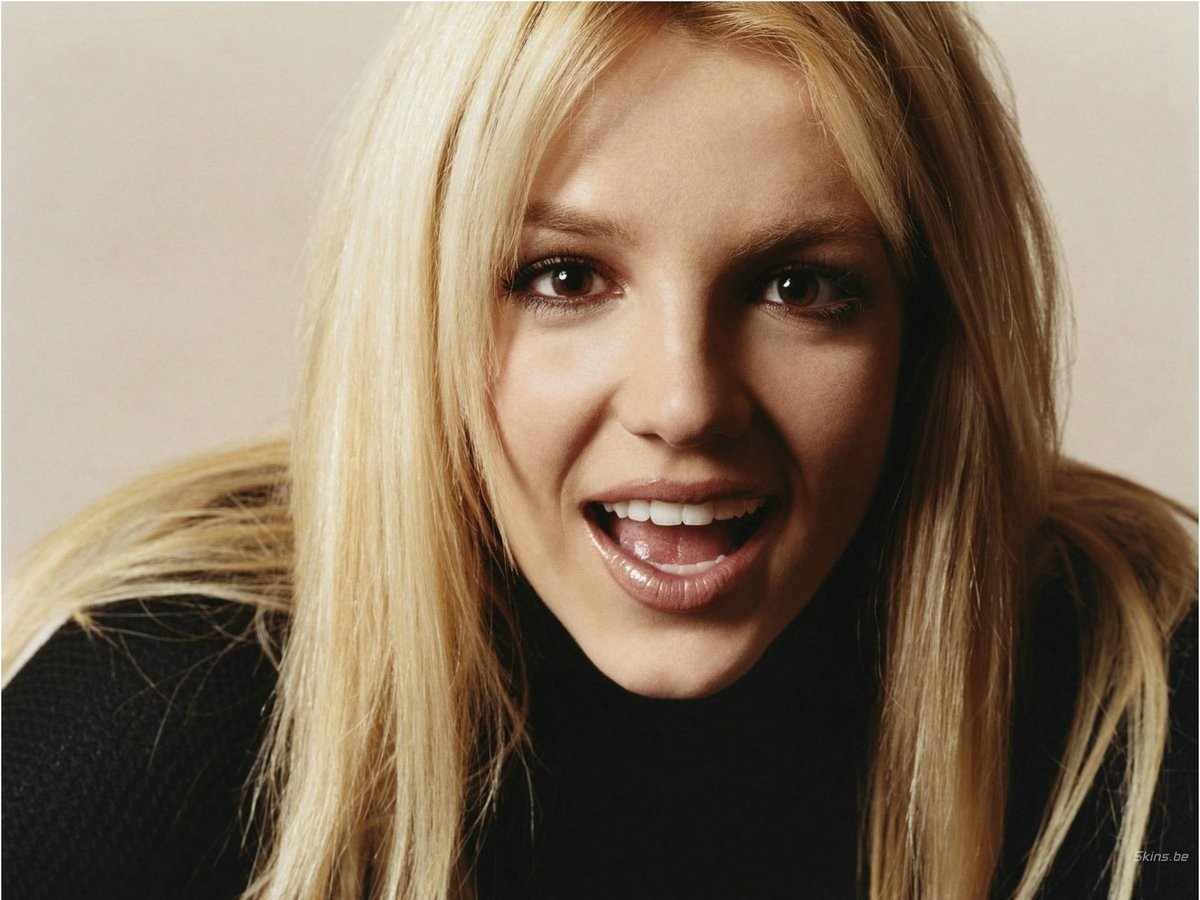 Britney spears la chanteuse pop sexy et ses beaux seins
 #75410433