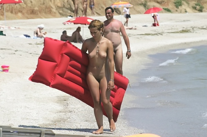Jóvenes desnudos jugando en una playa pública
 #70307965