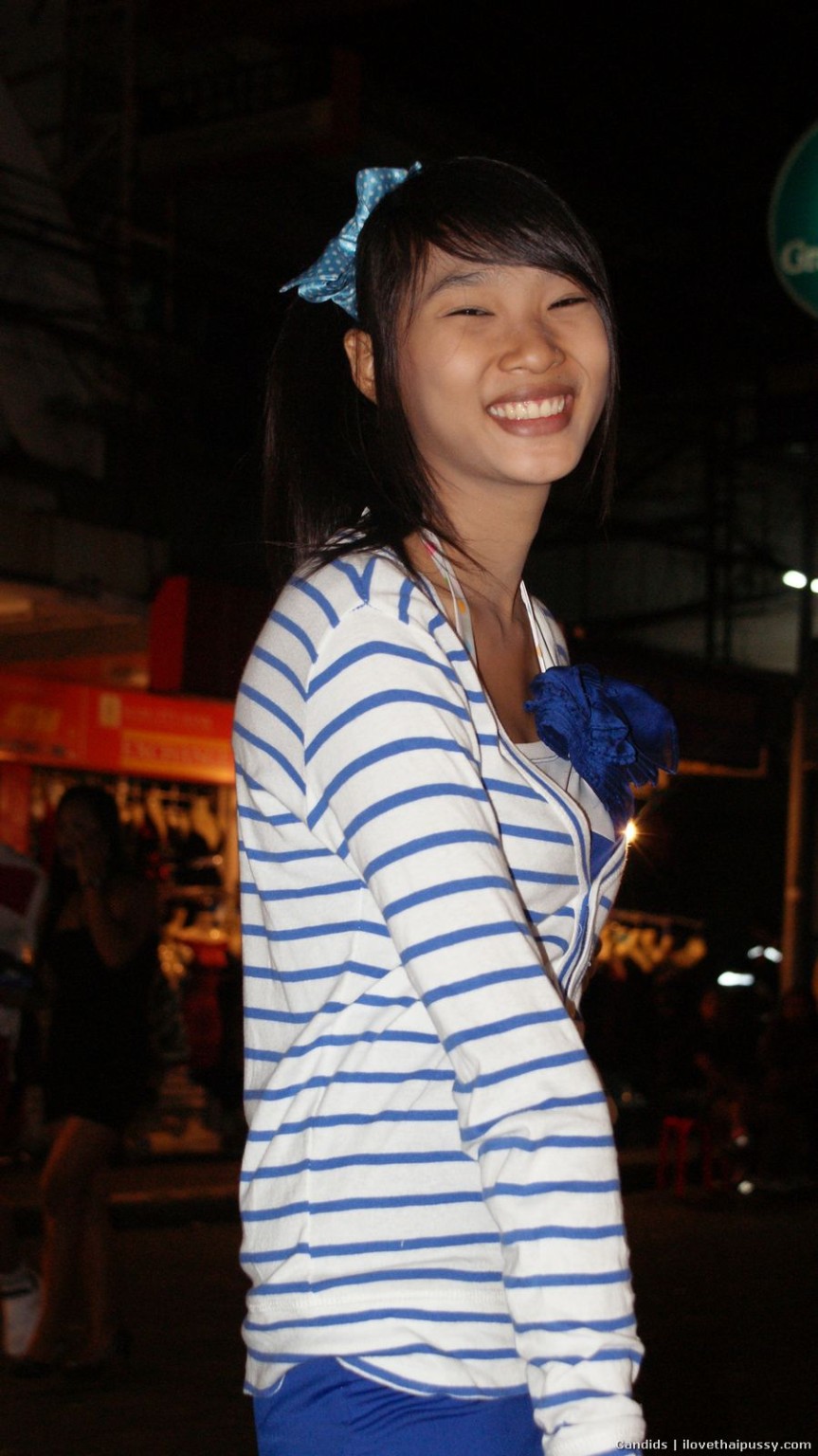 タイの売春婦が素手でドギー・スタイルで顔を下に向けてケツを上げている。
 #67671686