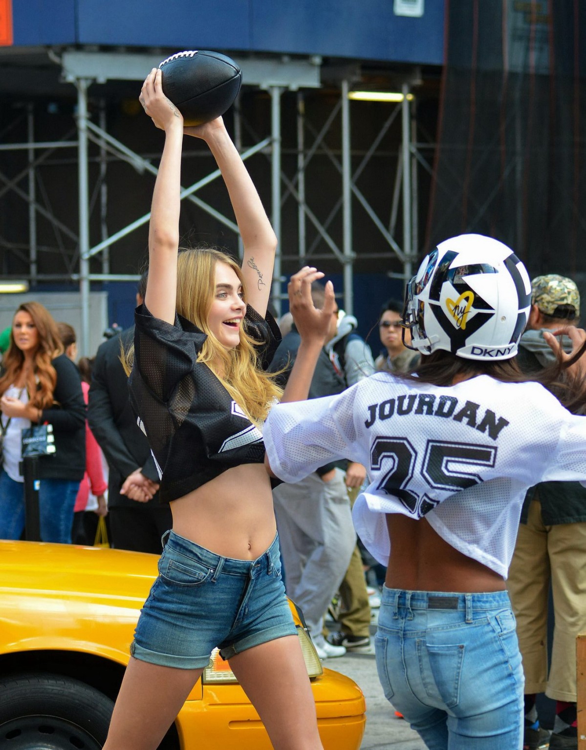 Cara delevingne zeigt ihre Beine in Denim-Hotpants am Set von dkn
 #75215710