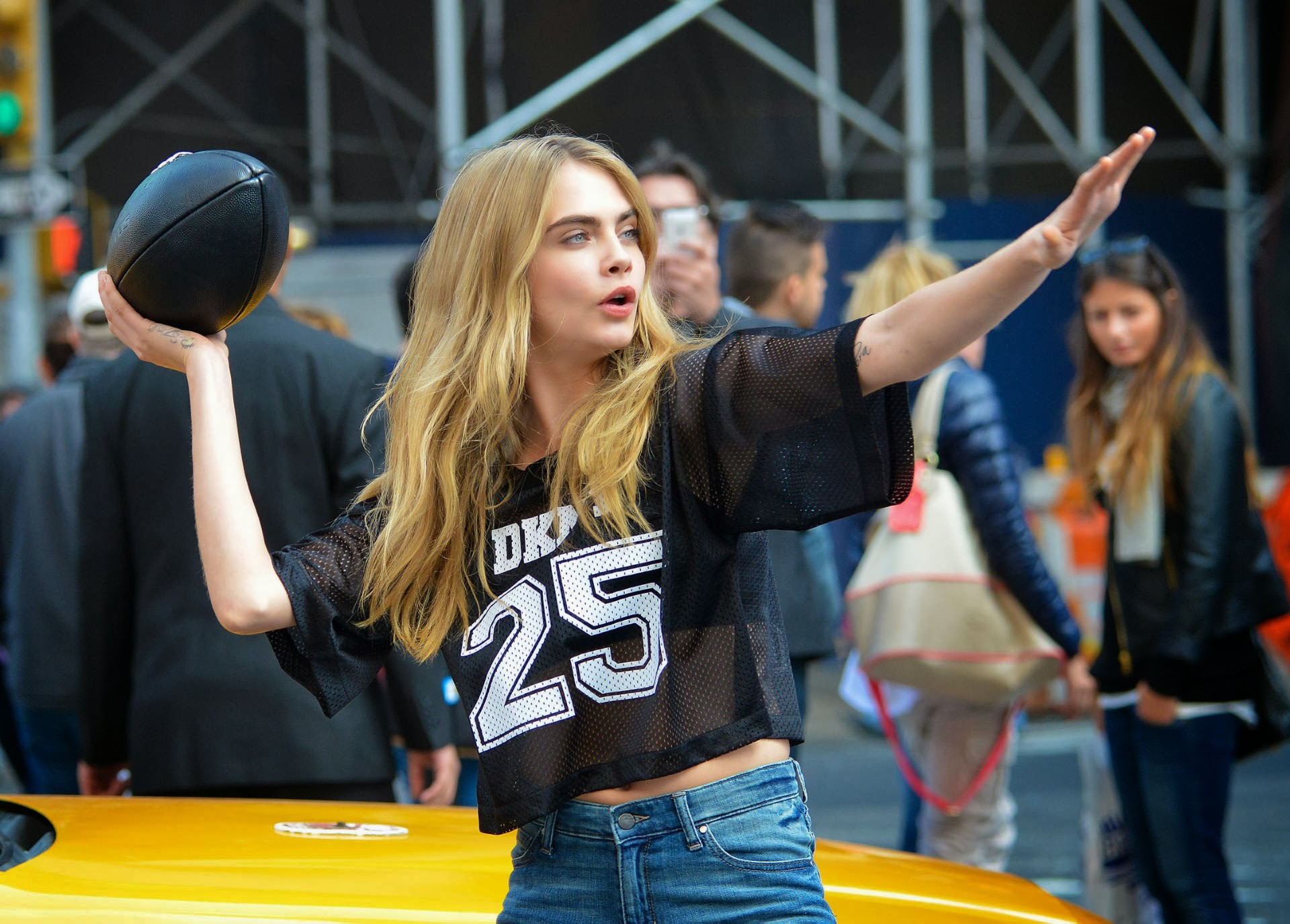 Cara delevingne zeigt ihre Beine in Denim-Hotpants am Set von dkn
 #75215715