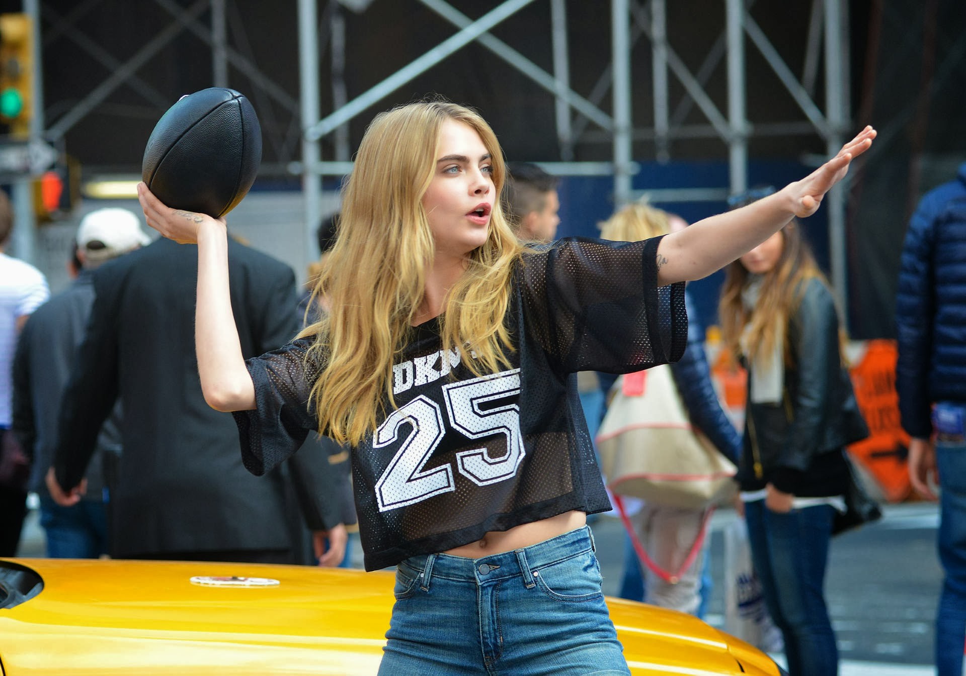 Cara delevingne zeigt ihre Beine in Denim-Hotpants am Set von dkn
 #75215718