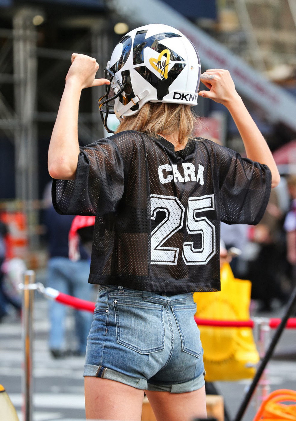 Cara delevingne zeigt ihre Beine in Denim-Hotpants am Set von dkn
 #75215743