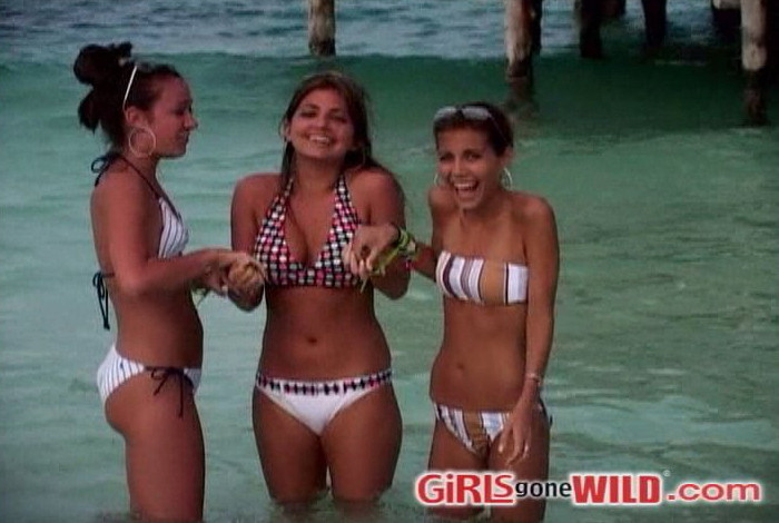 Ragazze in bikini sulla spiaggia diventano giocose e vivaci
 #72321938