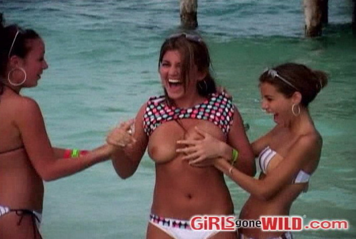 Des filles en bikini à la plage s'amusent et s'agitent.
 #72322018