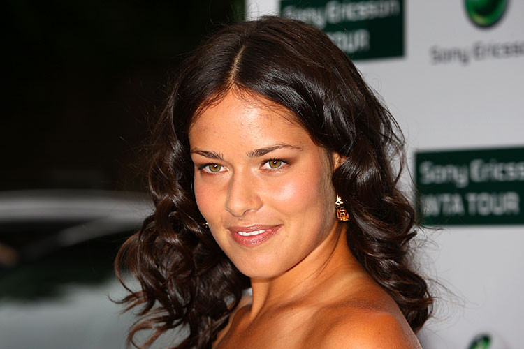 Ana ivanovic torse nu et jupe haute sur le cours photos paparazzi et posant sexy
 #75392110