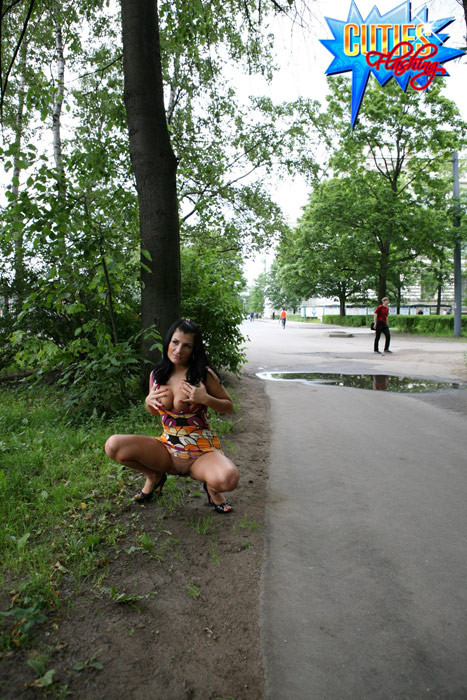 Una ragazza sexy mostra le tette e allarga le chiappe nel parco
 #71558541