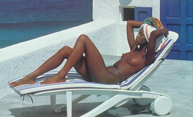 Naomi Campbell nue et tétons glissants
 #75416774