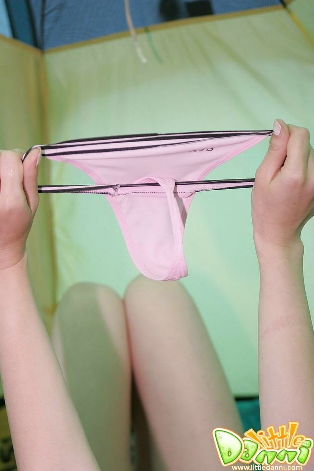 Une jeune femme de 18 ans expose son corps serré et ses fesses parfaites.
 #76454433