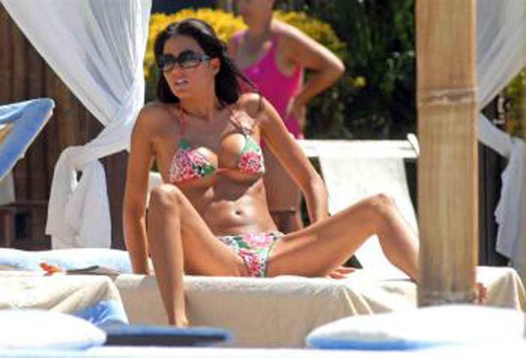 Elisabetta gregoraci montrant son super cul et son corps sexy en bikini
 #75360757