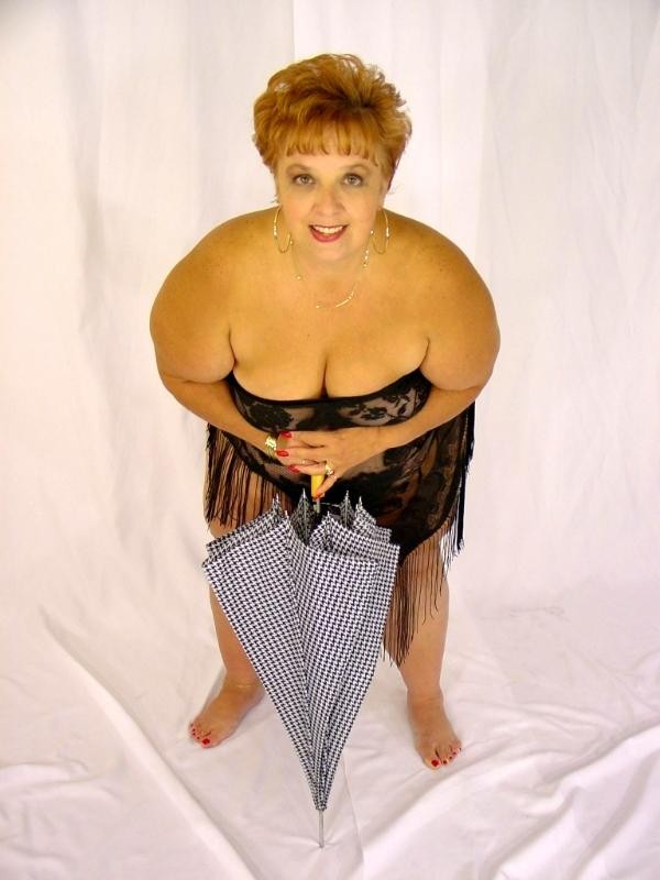 Mollige Blondine posiert mit ihren fetten, saftigen, prallen Titten
 #71771862