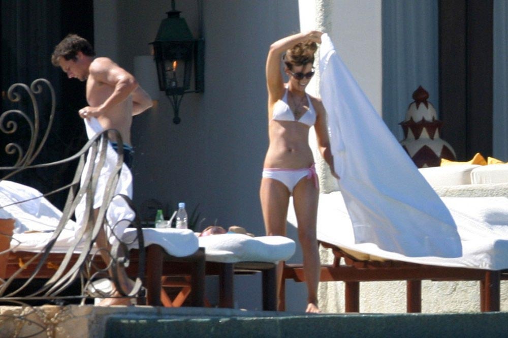 Kate Beckinsale In Bikini On Beach And Posing