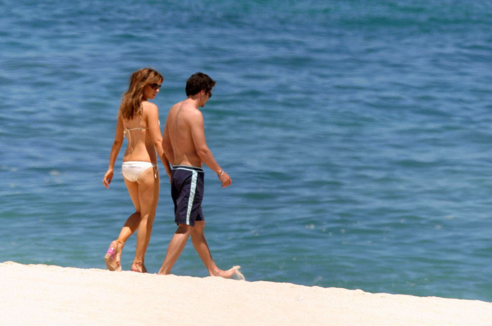 Kate beckinsale en bikini sur la plage et pose
 #79486978