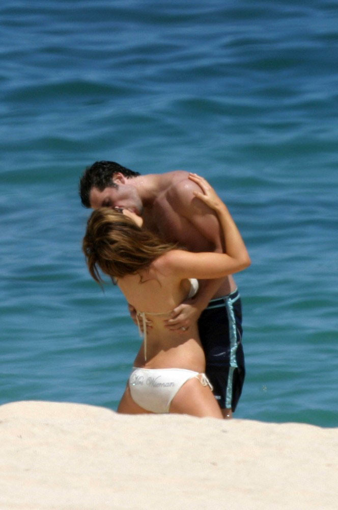 Kate beckinsale en bikini sur la plage et pose
 #79486984