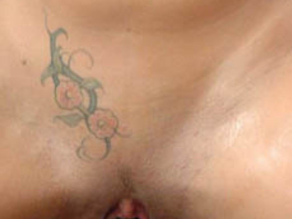 Tatuajes y piercings extremos
 #73228696