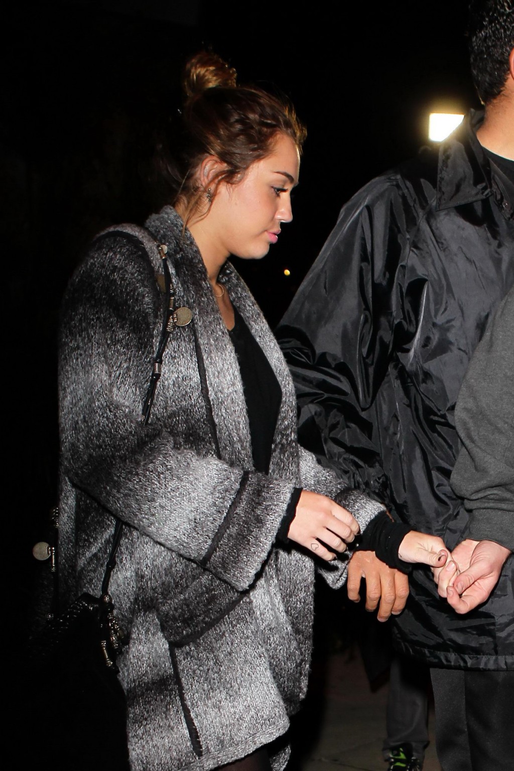 Miley Cyrus sans soutien-gorge portant un haut transparent noir à la sortie d'un restaurant
 #75275431