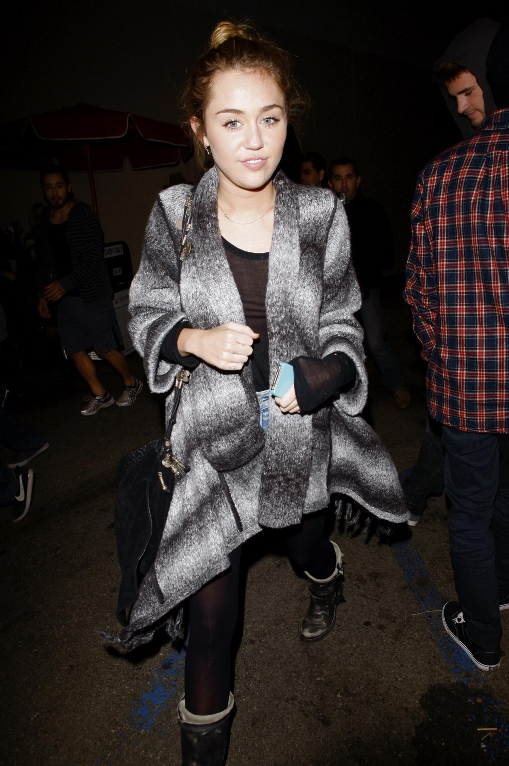 Miley Cyrus sans soutien-gorge portant un haut transparent noir à la sortie d'un restaurant
 #75275436