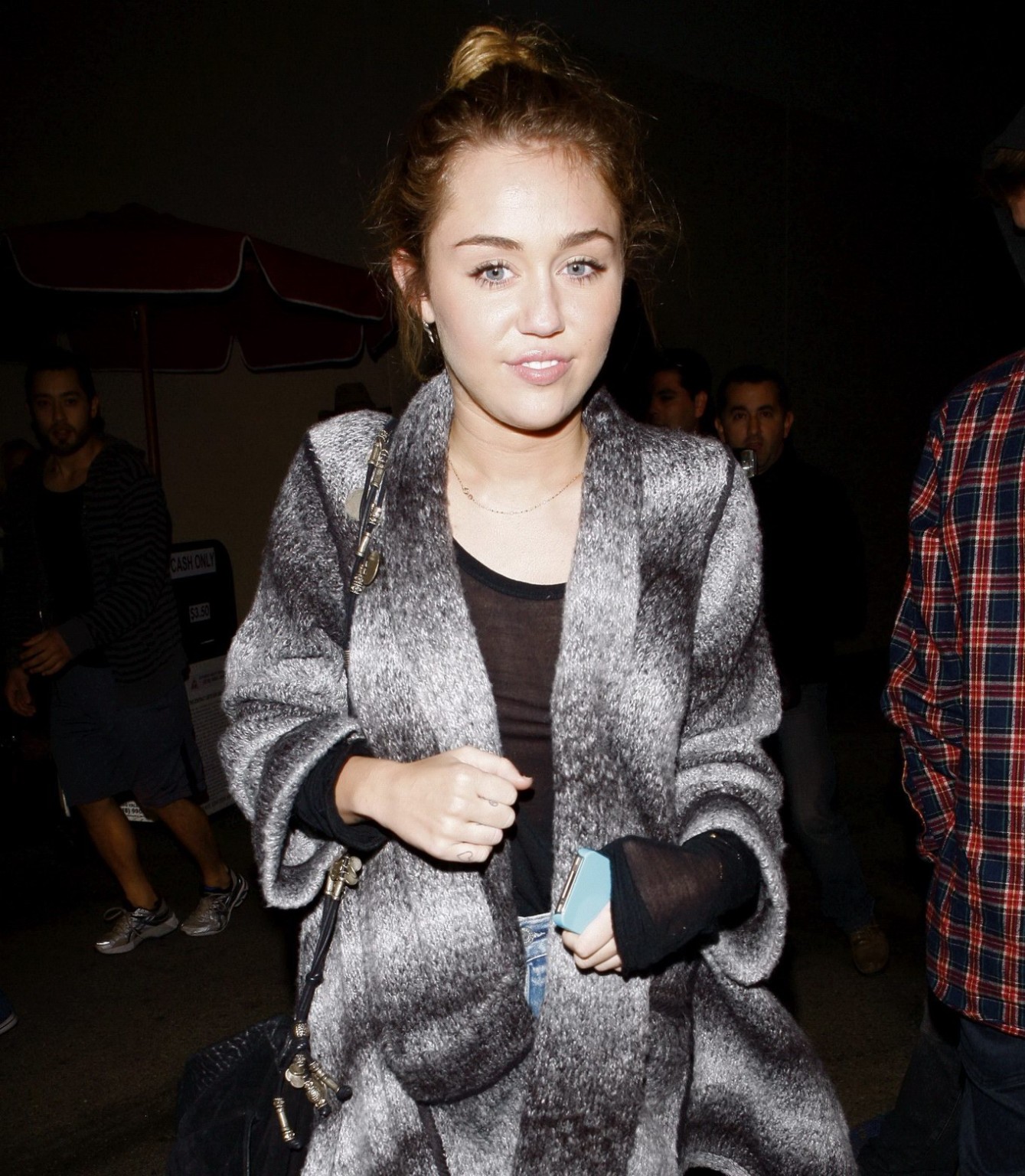 Miley Cyrus sans soutien-gorge portant un haut transparent noir à la sortie d'un restaurant
 #75275439
