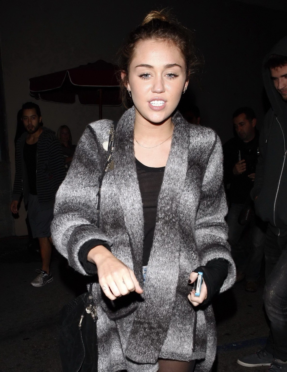 Miley Cyrus sans soutien-gorge portant un haut transparent noir à la sortie d'un restaurant
 #75275442