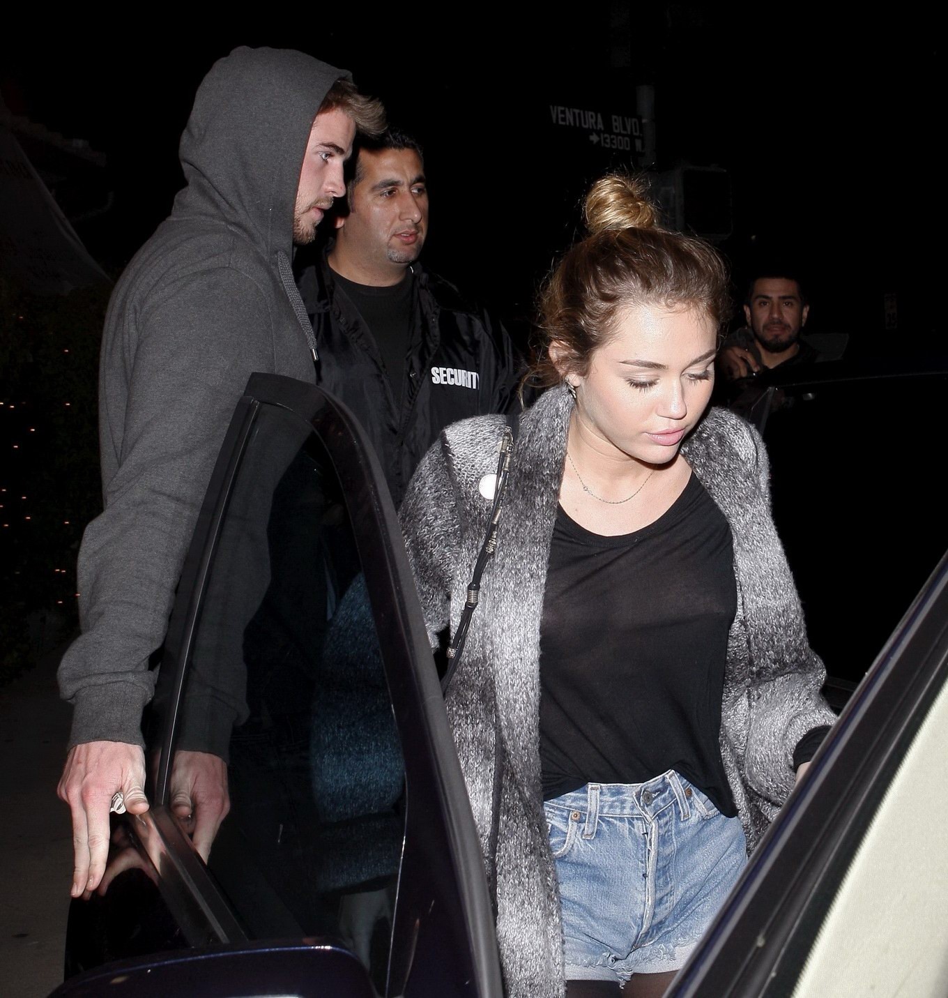 Miley Cyrus sans soutien-gorge portant un haut transparent noir à la sortie d'un restaurant
 #75275446