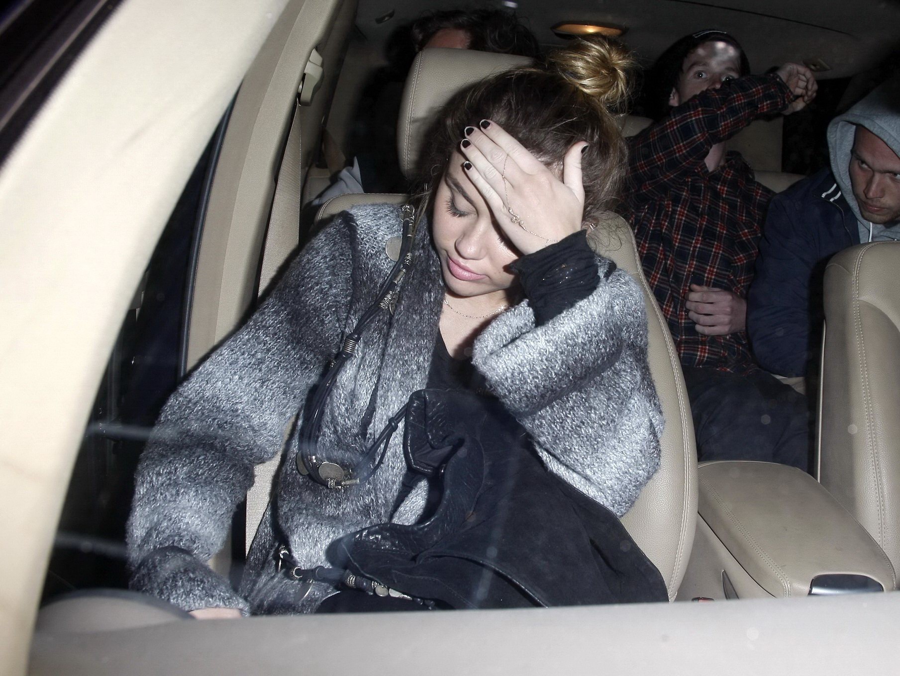 Miley Cyrus sans soutien-gorge portant un haut transparent noir à la sortie d'un restaurant
 #75275476