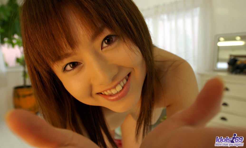Une adorable jeune femme asiatique montre ses seins et son cul.
 #69845635
