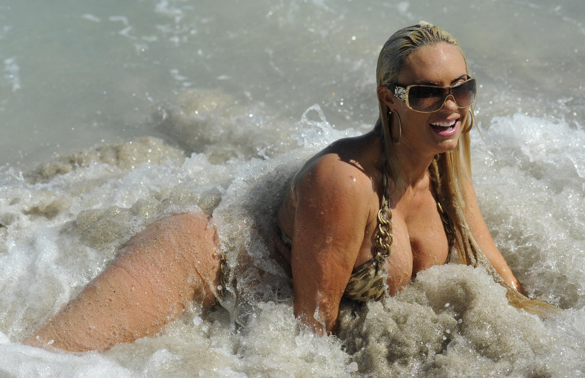 Nicole Coco Austin trägt Leopardenmuster-Bikini am Strand von Miami
 #75283476