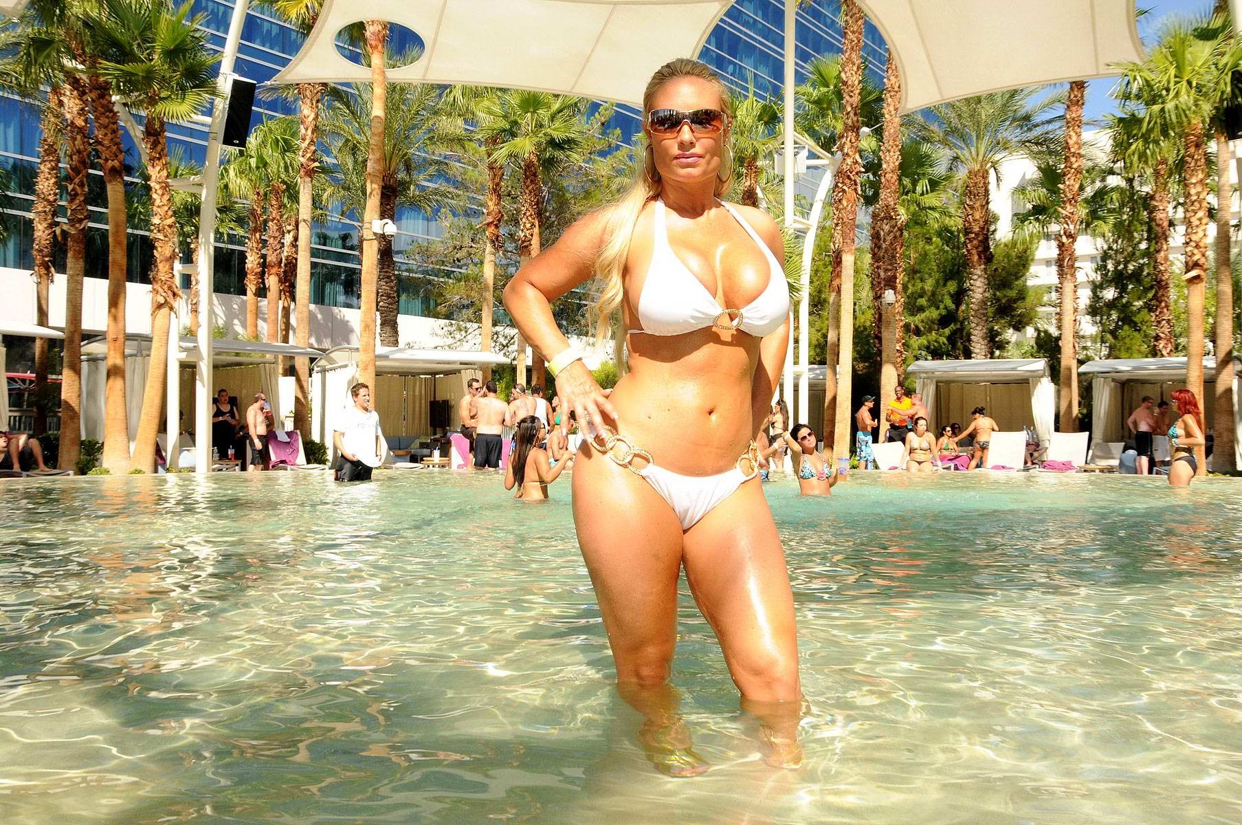 Nicole coco austin portant un bikini imprimé léopard sur la plage de miami
 #75283503