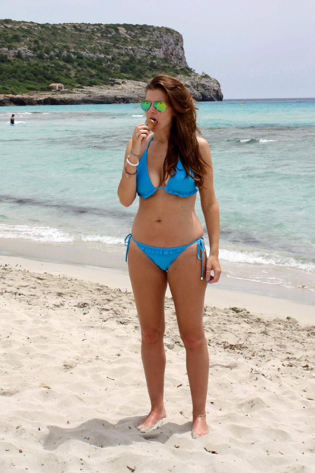 La tetona imogen thomas en bikini azul comiendo un helado en una playa española
 #75192806