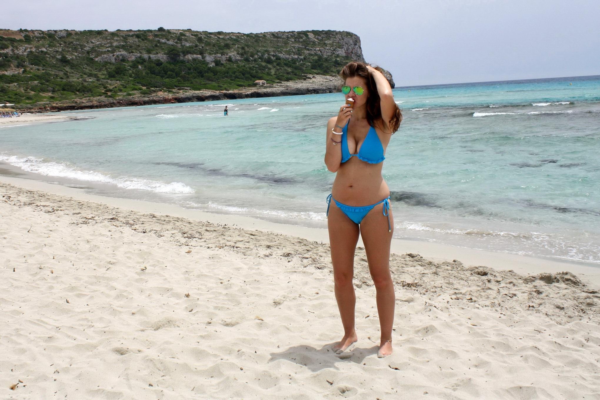 La tetona imogen thomas en bikini azul comiendo un helado en una playa española
 #75192834